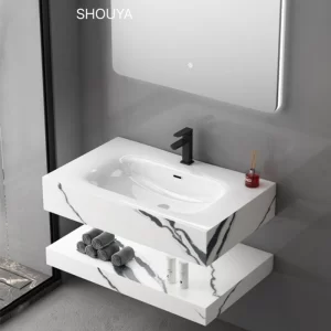 Ванная комната с зеркальной раковиной