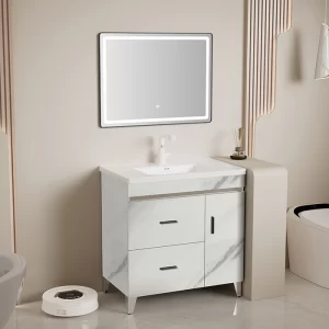 Ванная комната с зеркалом и раковиной для ванной комнаты в отеле