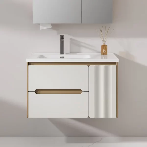 основной шкаф светлого цвета