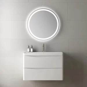 Ванная комната с зеркалом и раковиной для ванной комнаты в отеле