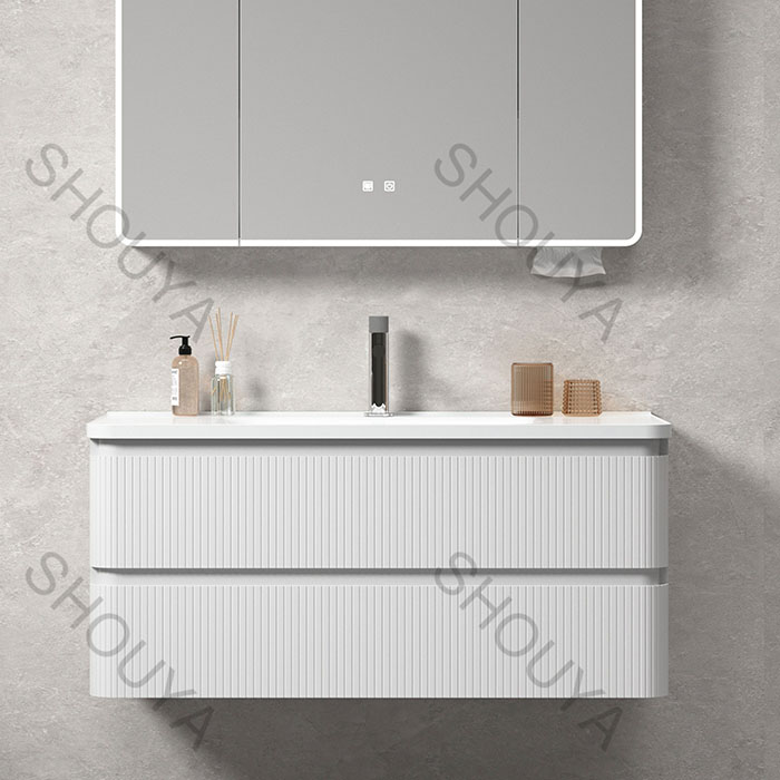 Muebles de baño modernos a medida con un armario con espejo LED antivaho, frentes acanalados y cajones de almacenamiento montados en la pared, a granel