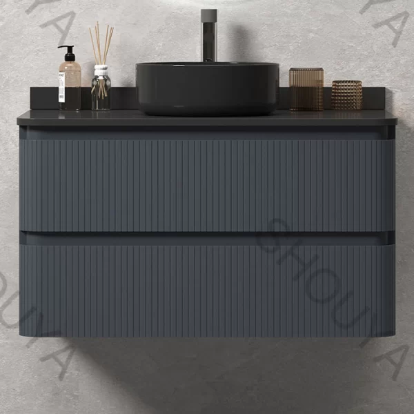 Meuble de salle de bains noir en gros avec lavabo, façades en PVC cannelées, tiroirs suspendus, plan de travail foncé assorti et miroir à LED